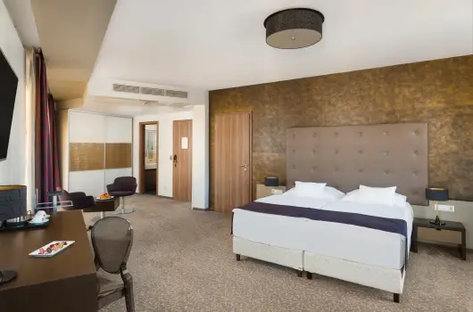 Corso Hotel Pcs, Pcs