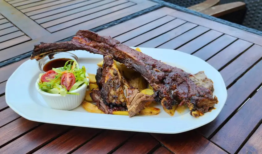 Sasrti Vadszkastly Almamellk